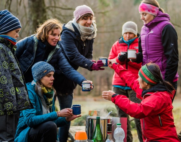 Glühwein auf winterlicher Wanderung