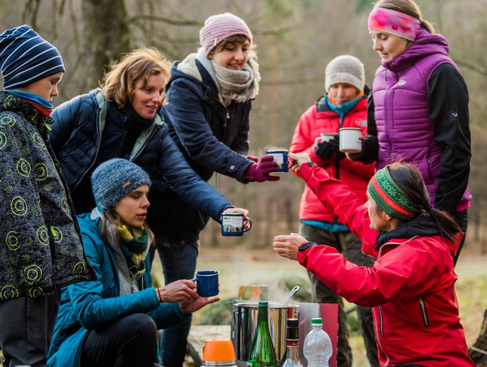 Glühwein auf winterlicher Wanderung