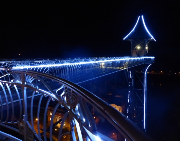 Historischer Personen-Aufzug beleuchtet 