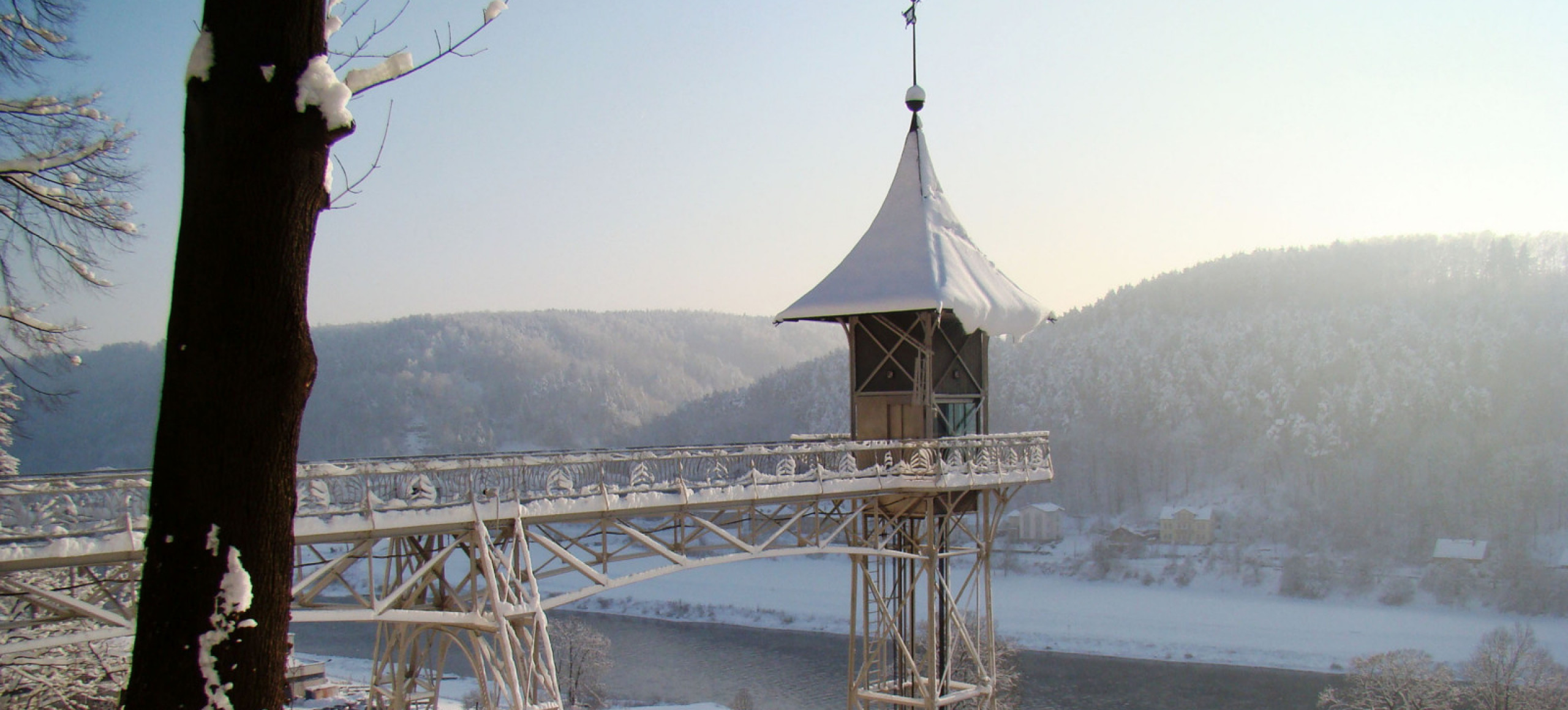 Historischer Personenaufzug Bad Schandau im Winter